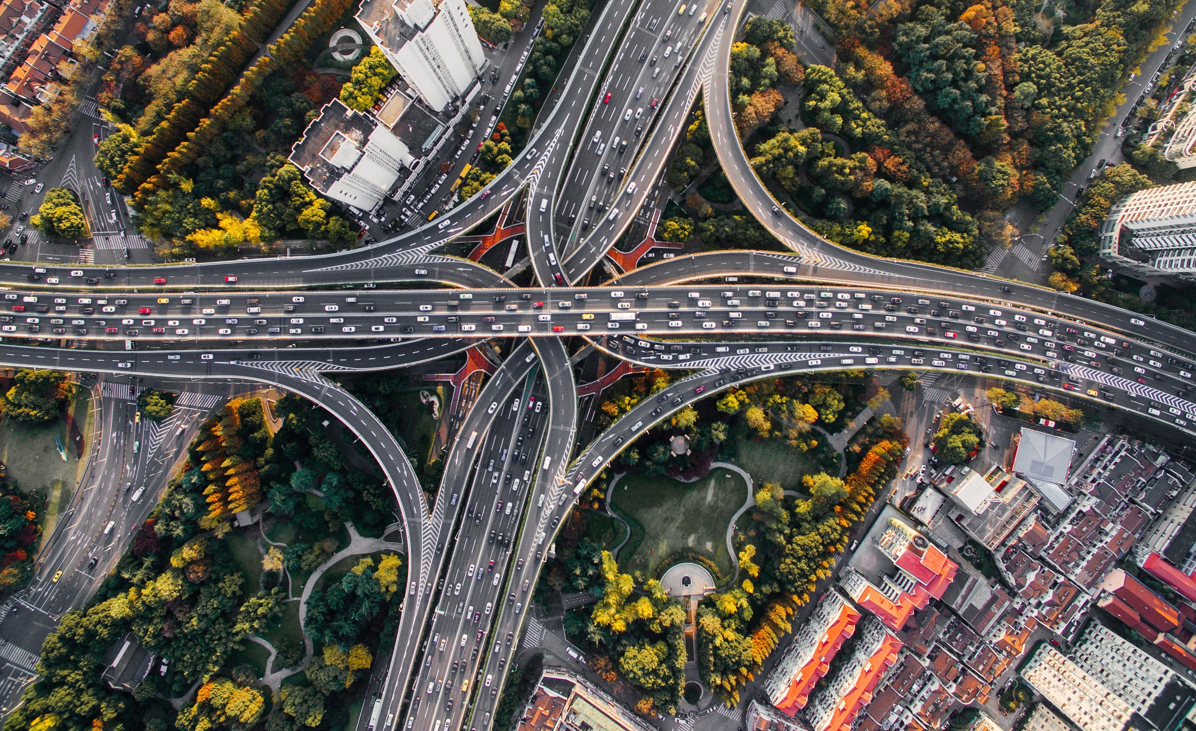 top view of a highway with traffic